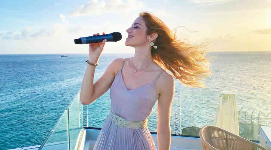 OP_Entertainment_01 singer at ocean point st maarten